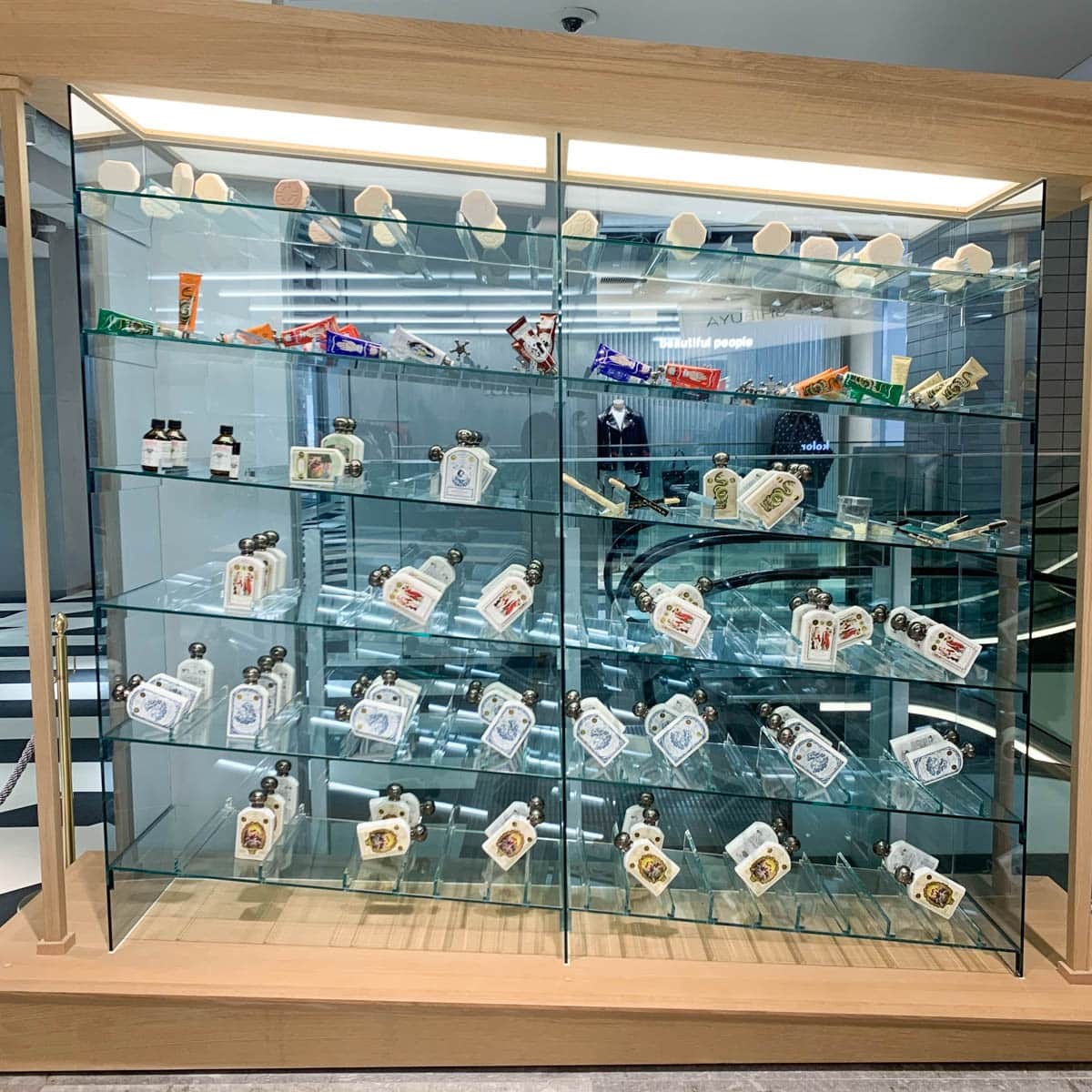 〈ビュリー〉からスニーカー用フレグランスが登場！吹きかければいつでも新品の香りに - Slide:2