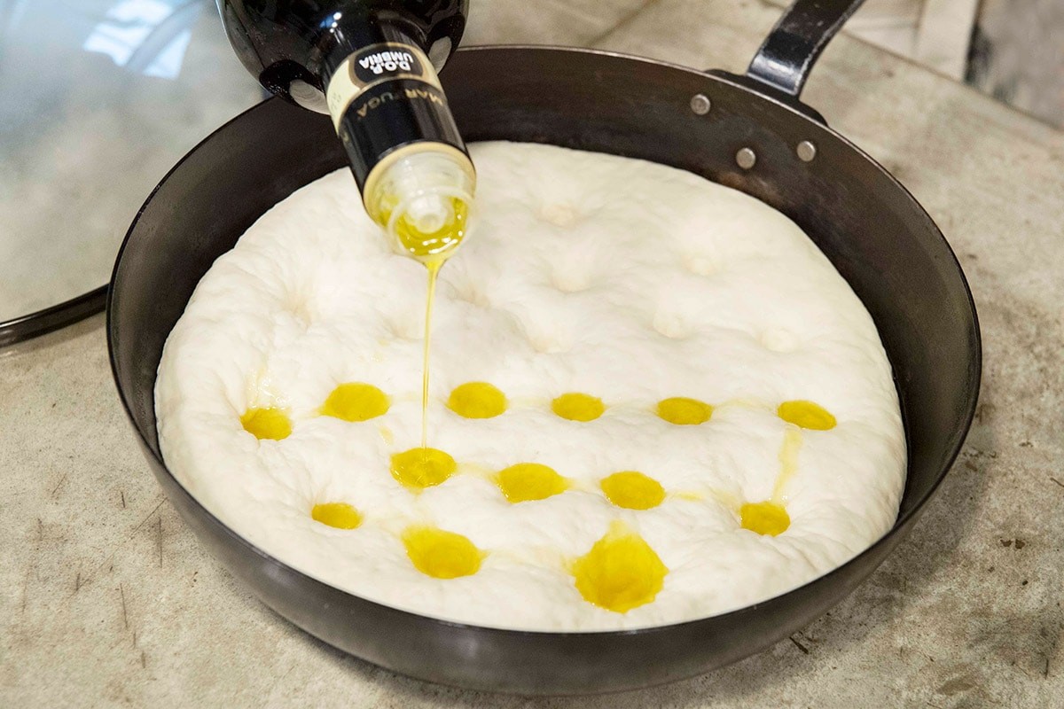 パン生地にオリーブオイルをまぶす - Slide:5