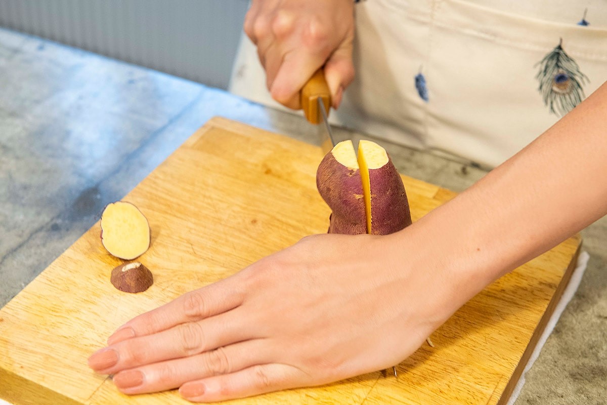 さつまいもを切る - Slide:1