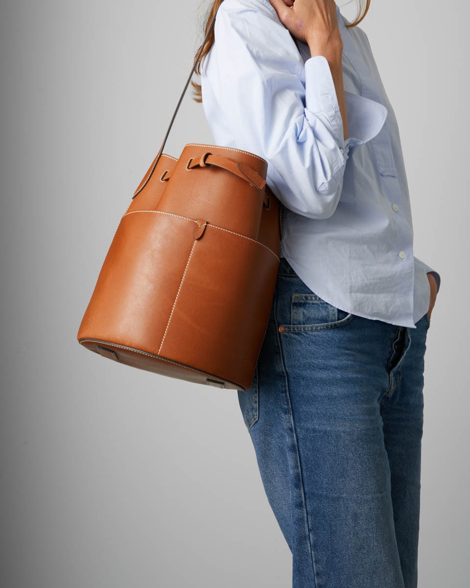 地球へと還っていくバッグ。〈アニヤ・ハインドマーチ〉から生分解性レザーのコレクションが登場 - Slide:3