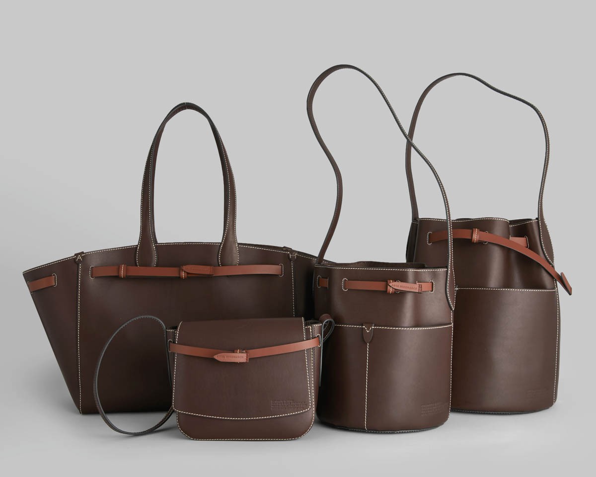地球へと還っていくバッグ。〈アニヤ・ハインドマーチ〉から生分解性レザーのコレクションが登場 - Slide:2