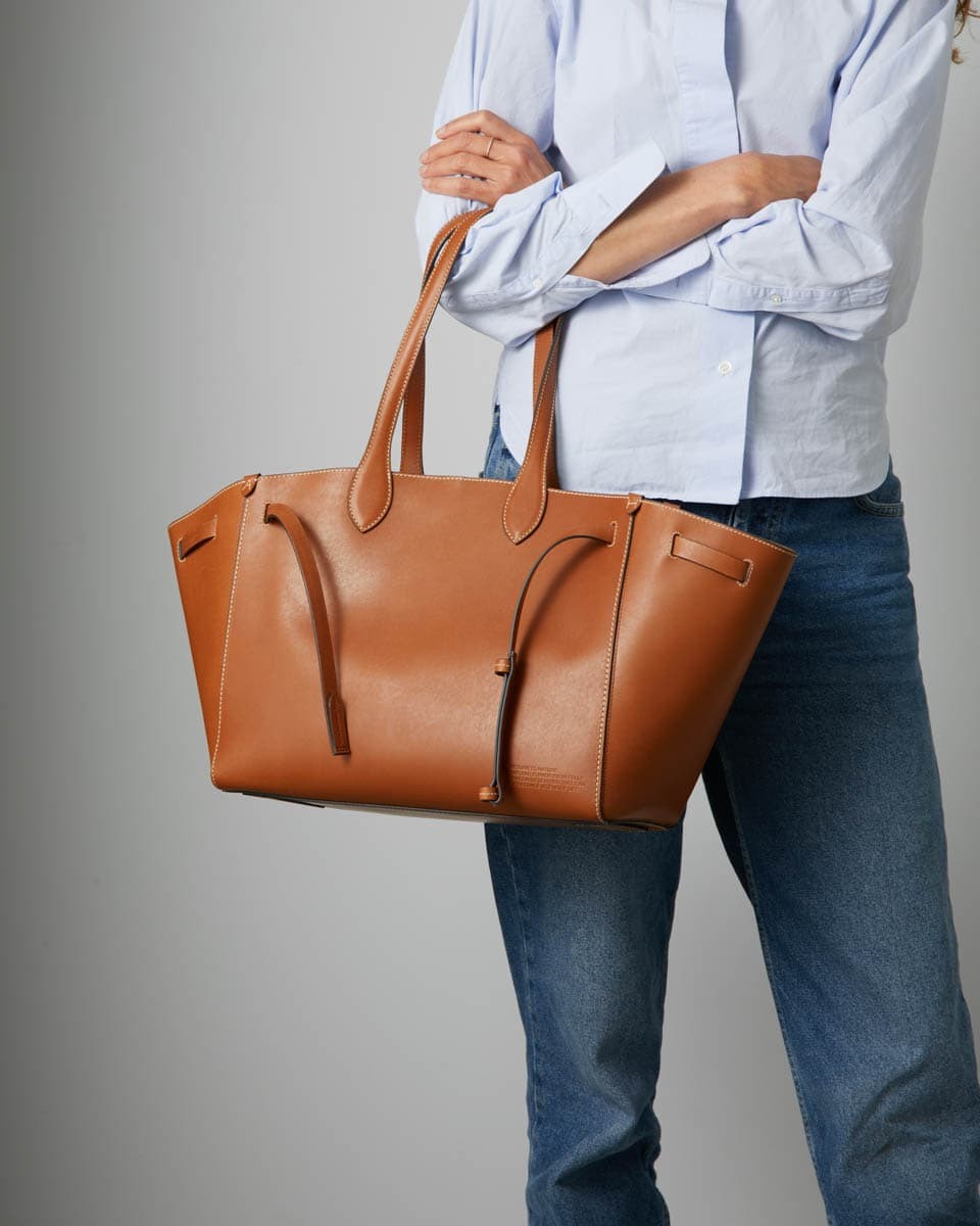 地球へと還っていくバッグ。〈アニヤ・ハインドマーチ〉から生分解性レザーのコレクションが登場 - Slide:2