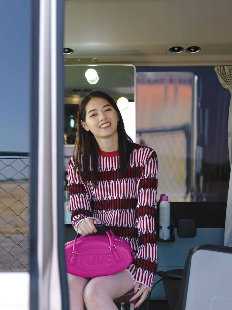 バッグを持つ西野七瀬