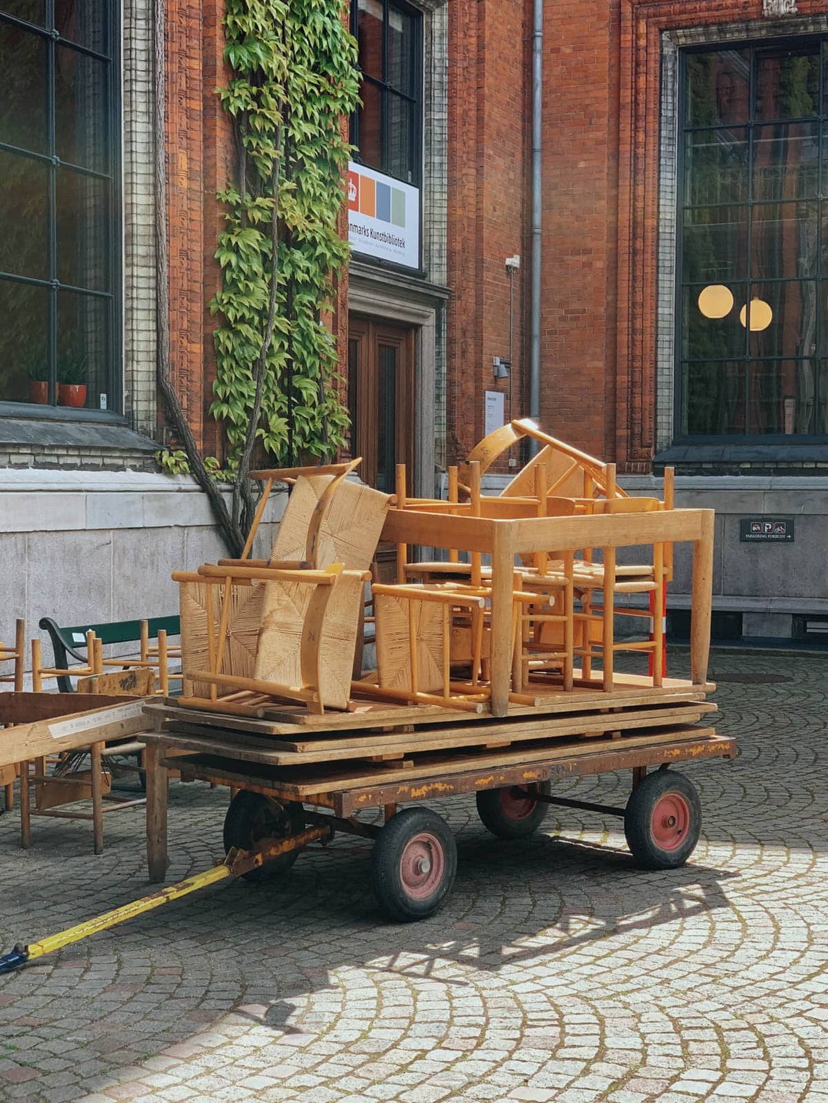 夜な夜な踊るデザイナー、街を走り抜けるスケーター、街中をパレードする卒業生。お祭り気分のデンマークより、mayanoueのCPH通信 02 - Slide:3