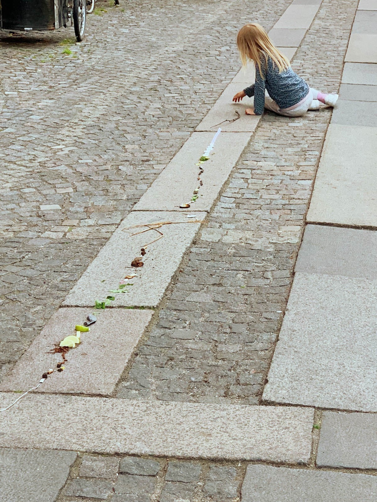 夜な夜な踊るデザイナー、街を走り抜けるスケーター、街中をパレードする卒業生。お祭り気分のデンマークより、mayanoueのCPH通信 02 - Slide:11