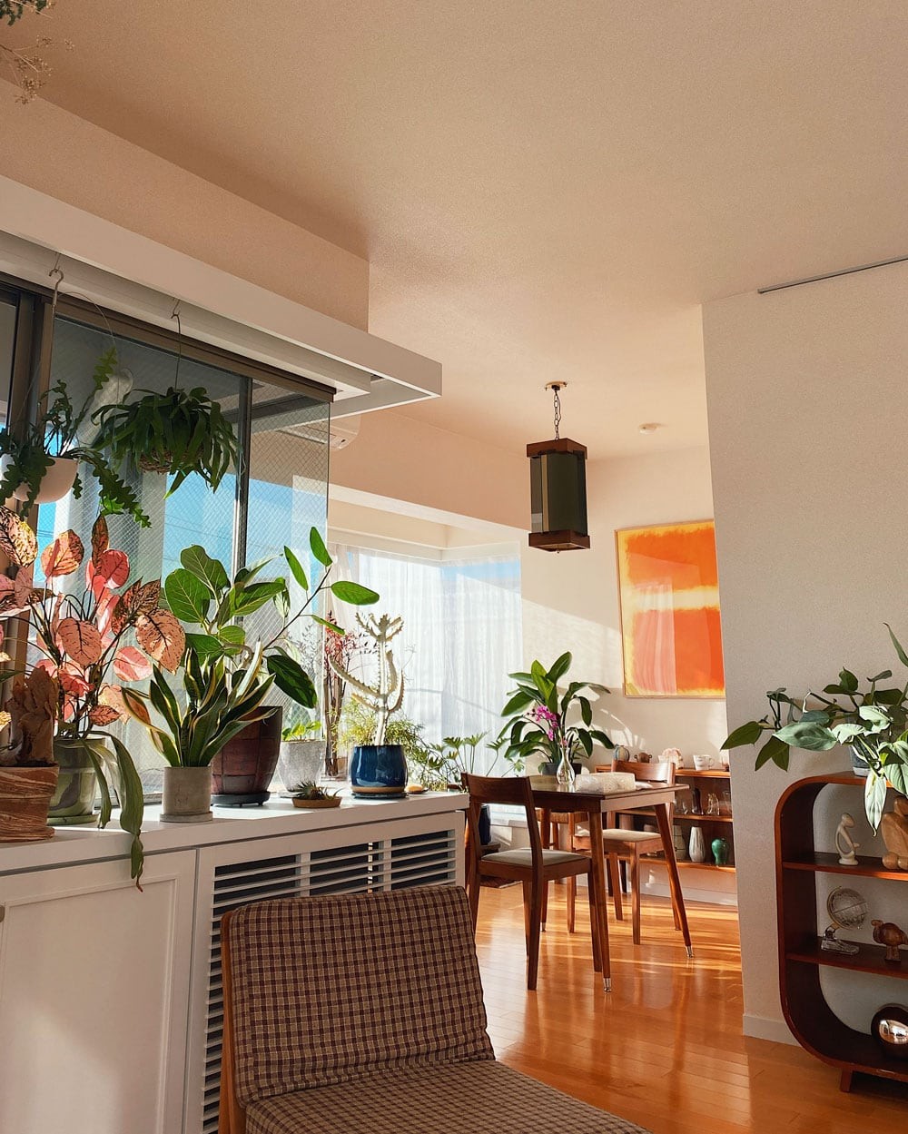 私と部屋 vol.102 繰り返し楽しむ、昼と夜の表情。巨匠の家をモデルに自分らしく彩る ー 中川 萌さん - Slide:3