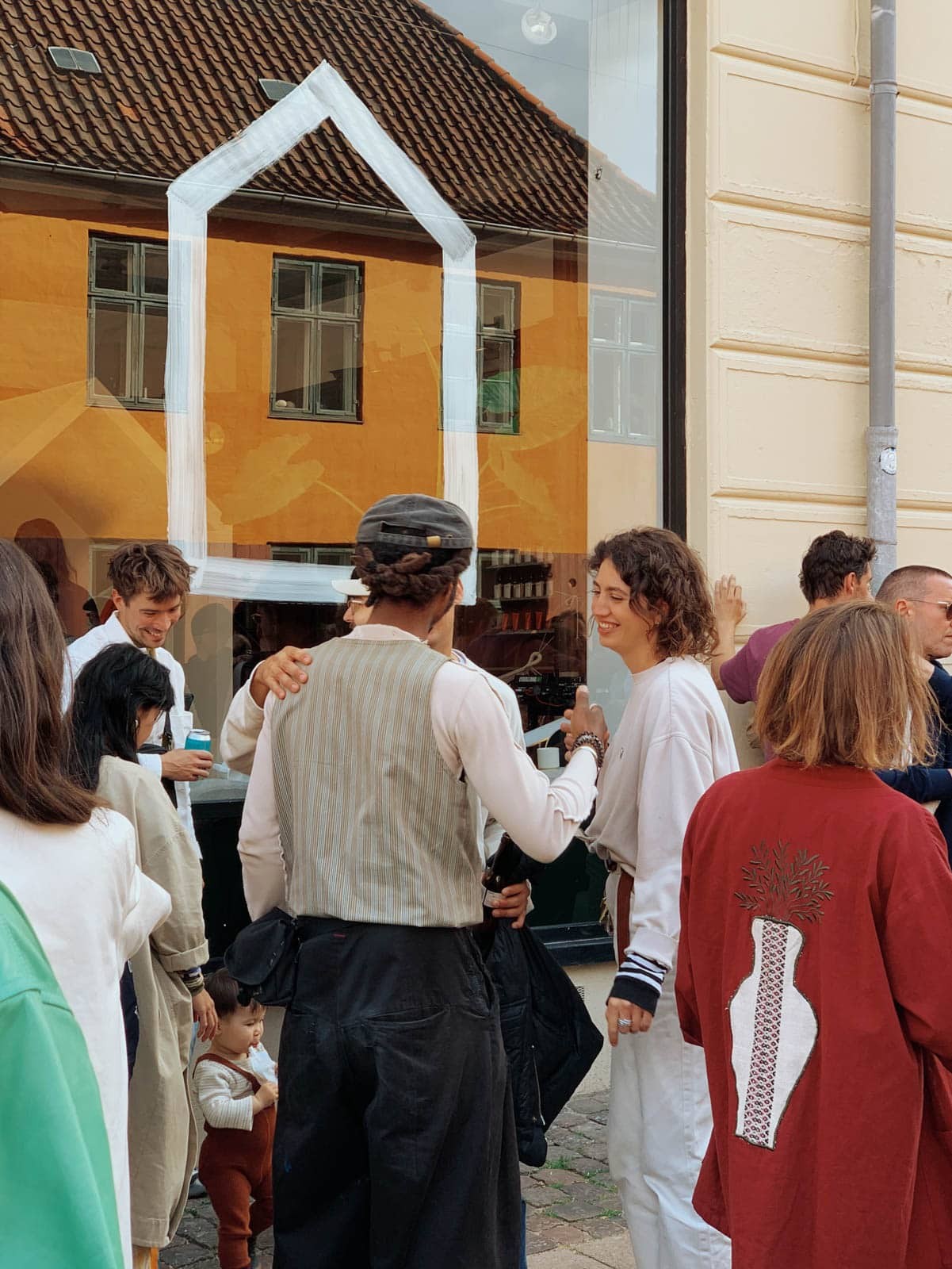 夜な夜な踊るデザイナー、街を走り抜けるスケーター、街中をパレードする卒業生。お祭り気分のデンマークより、mayanoueのCPH通信 02 - Slide:9