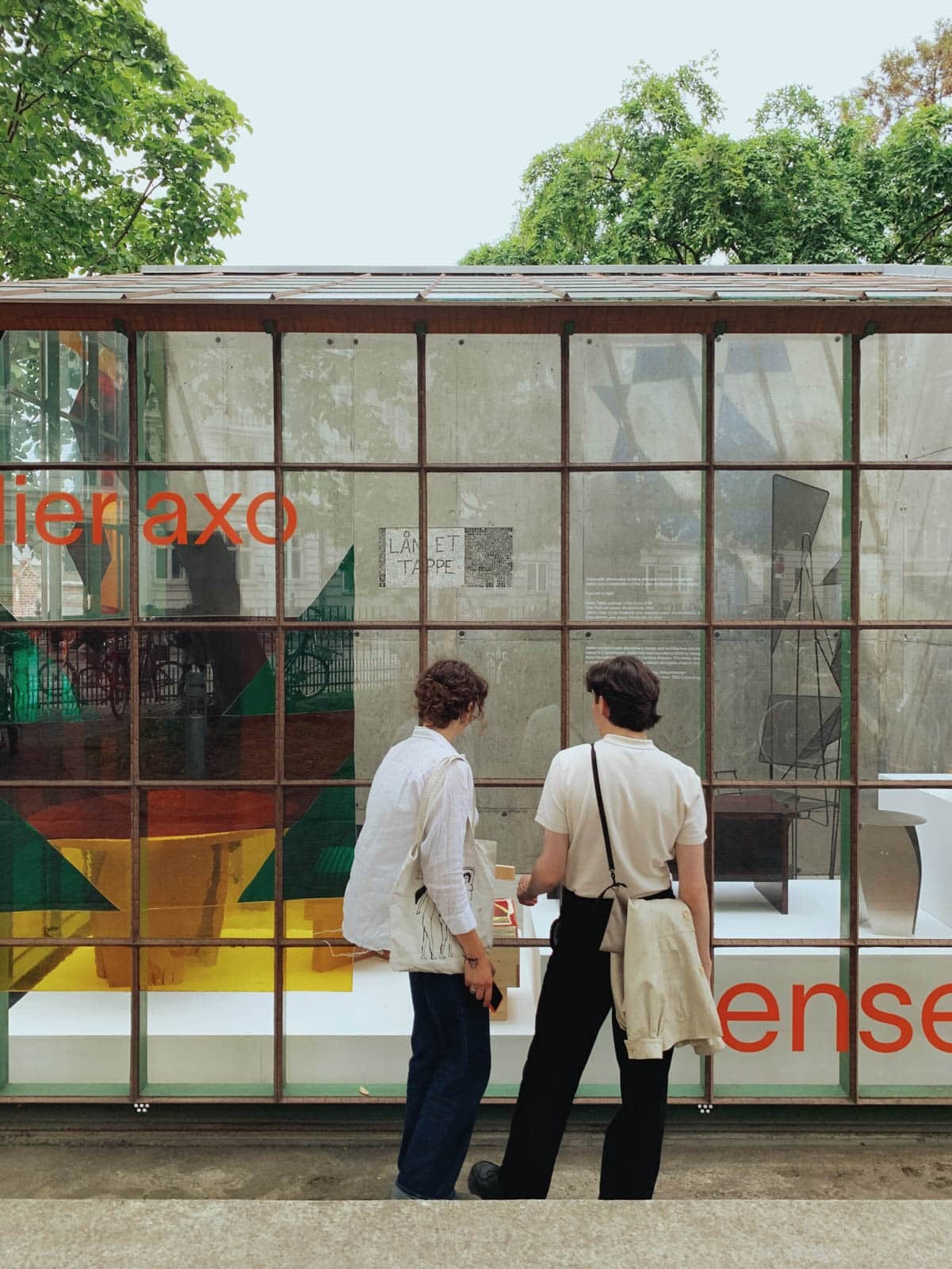 夜な夜な踊るデザイナー、街を走り抜けるスケーター、街中をパレードする卒業生。お祭り気分のデンマークより、mayanoueのCPH通信 02 - Slide:1