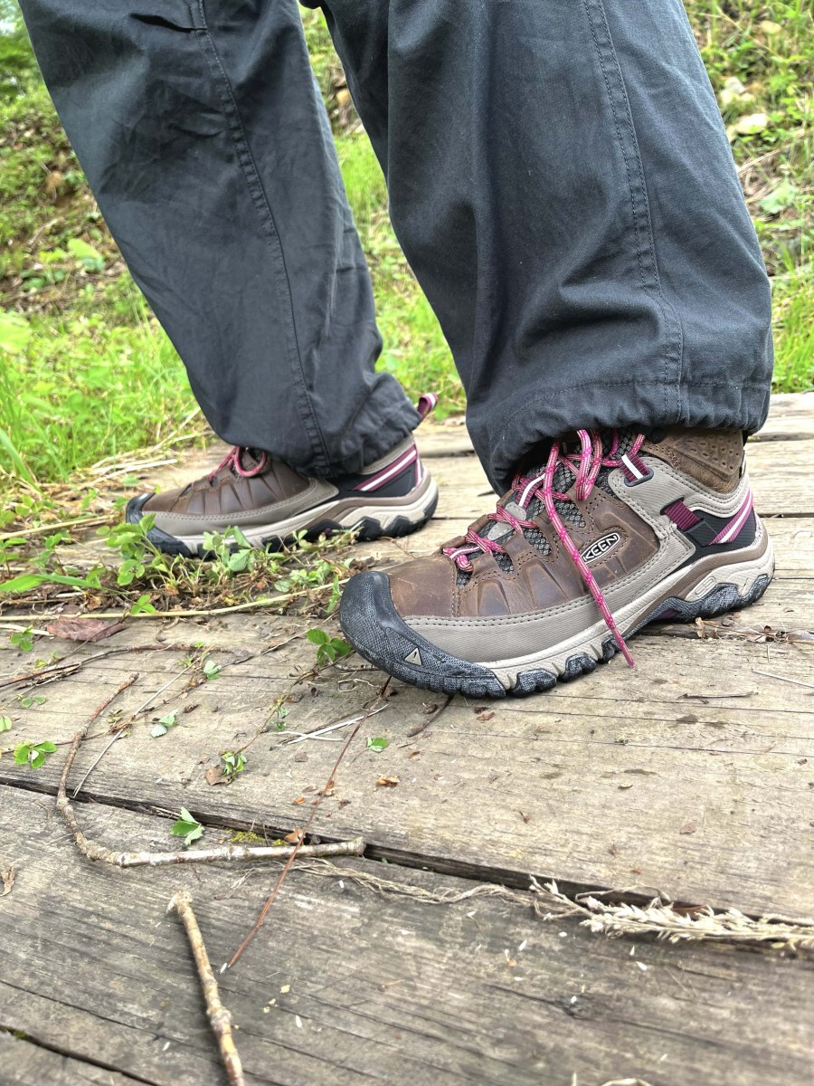 フジロック・フェスティバルでスタイルハント! vol.4 〈KEEN〉とカラフル&モノトーンコーディネート - Slide:2