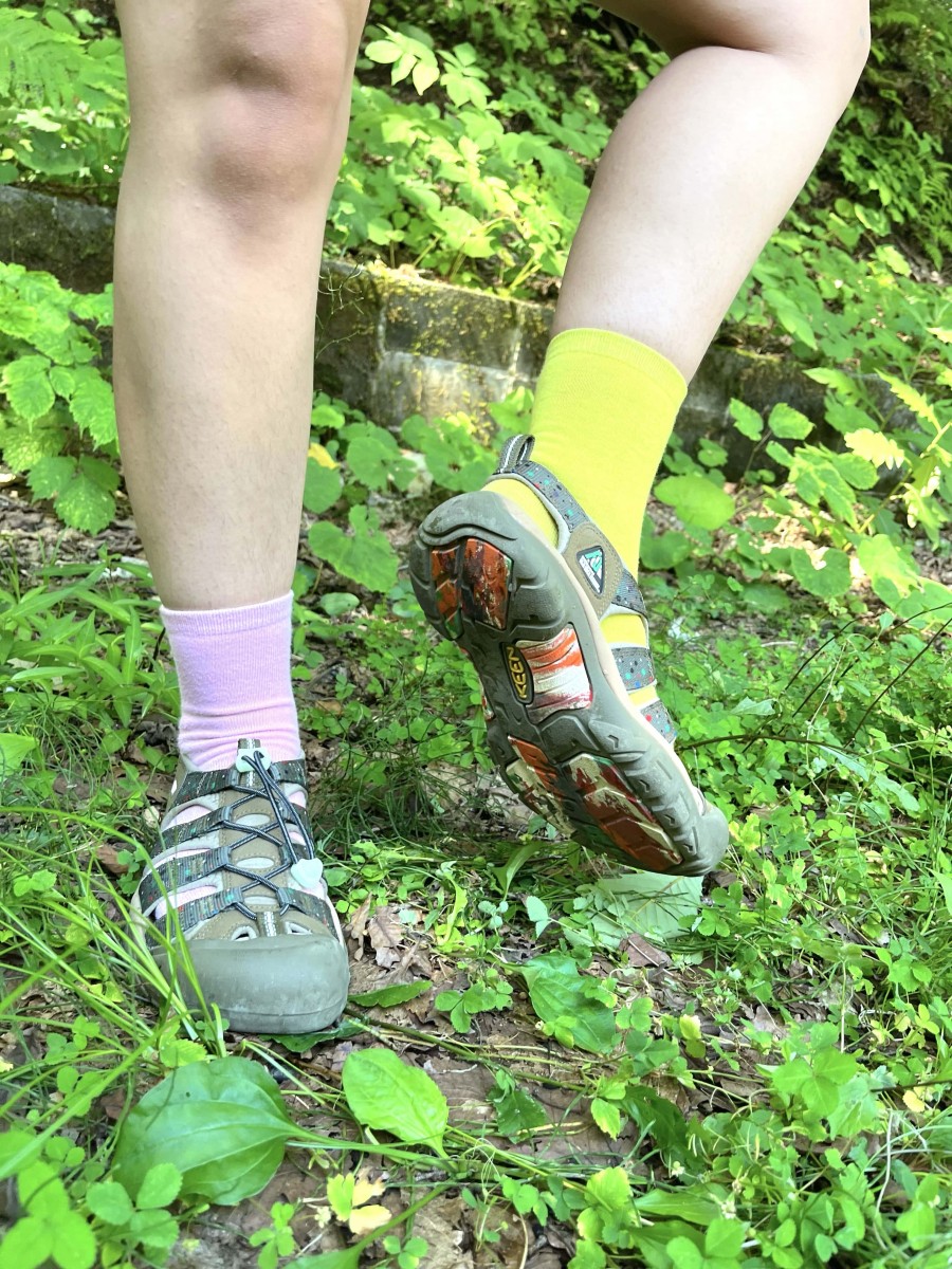 フジロック・フェスティバルでスタイルハント! vol.4 〈KEEN〉とカラフル&モノトーンコーディネート - Slide:3