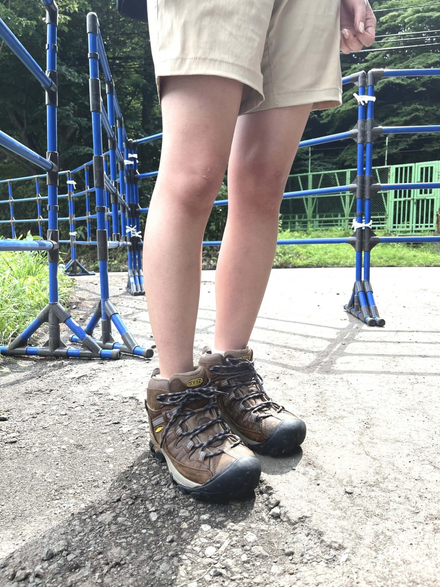 フジロック・フェスティバルでスタイルハント! vol.4 〈KEEN〉とカラフル&モノトーンコーディネート - Slide:2