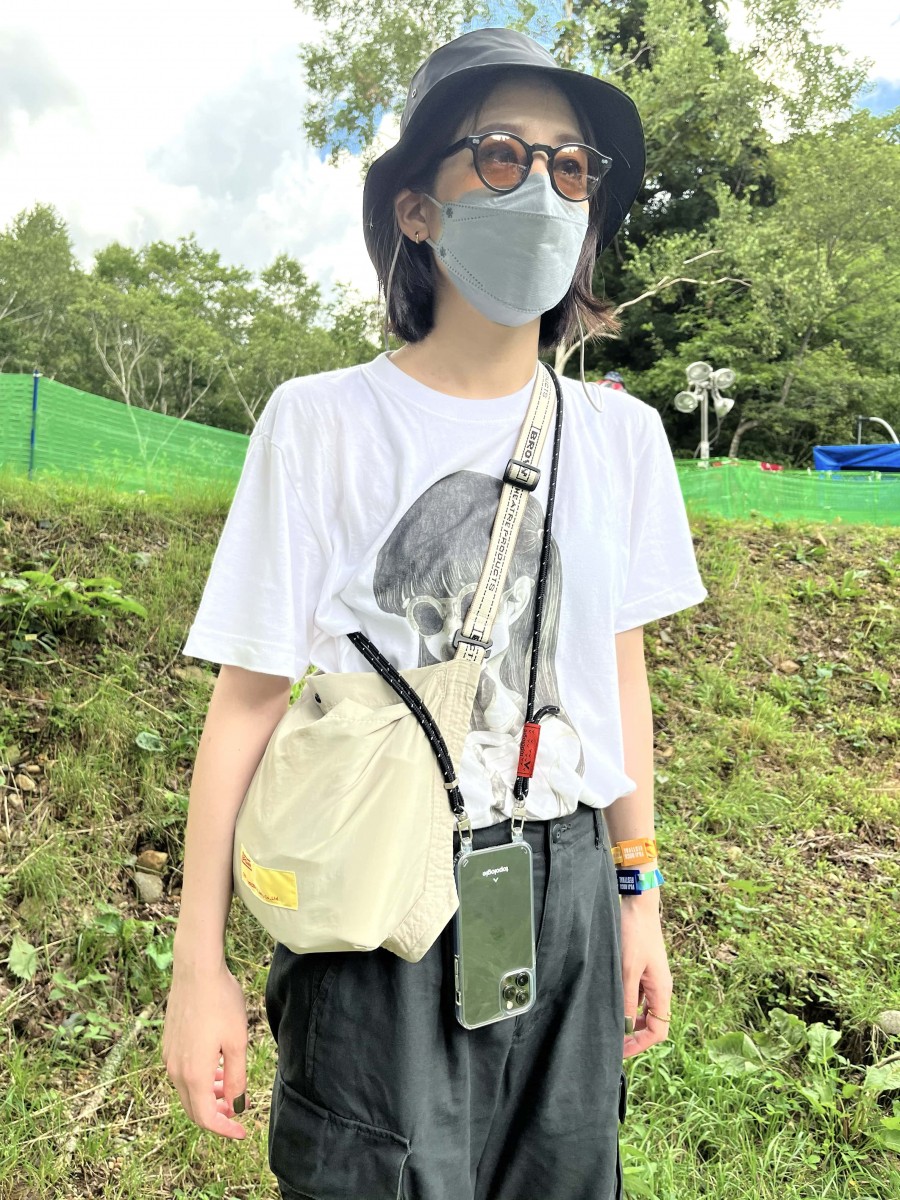 フジロック・フェスティバルでスタイルハント! vol.4 〈KEEN〉とカラフル&モノトーンコーディネート - Slide:1