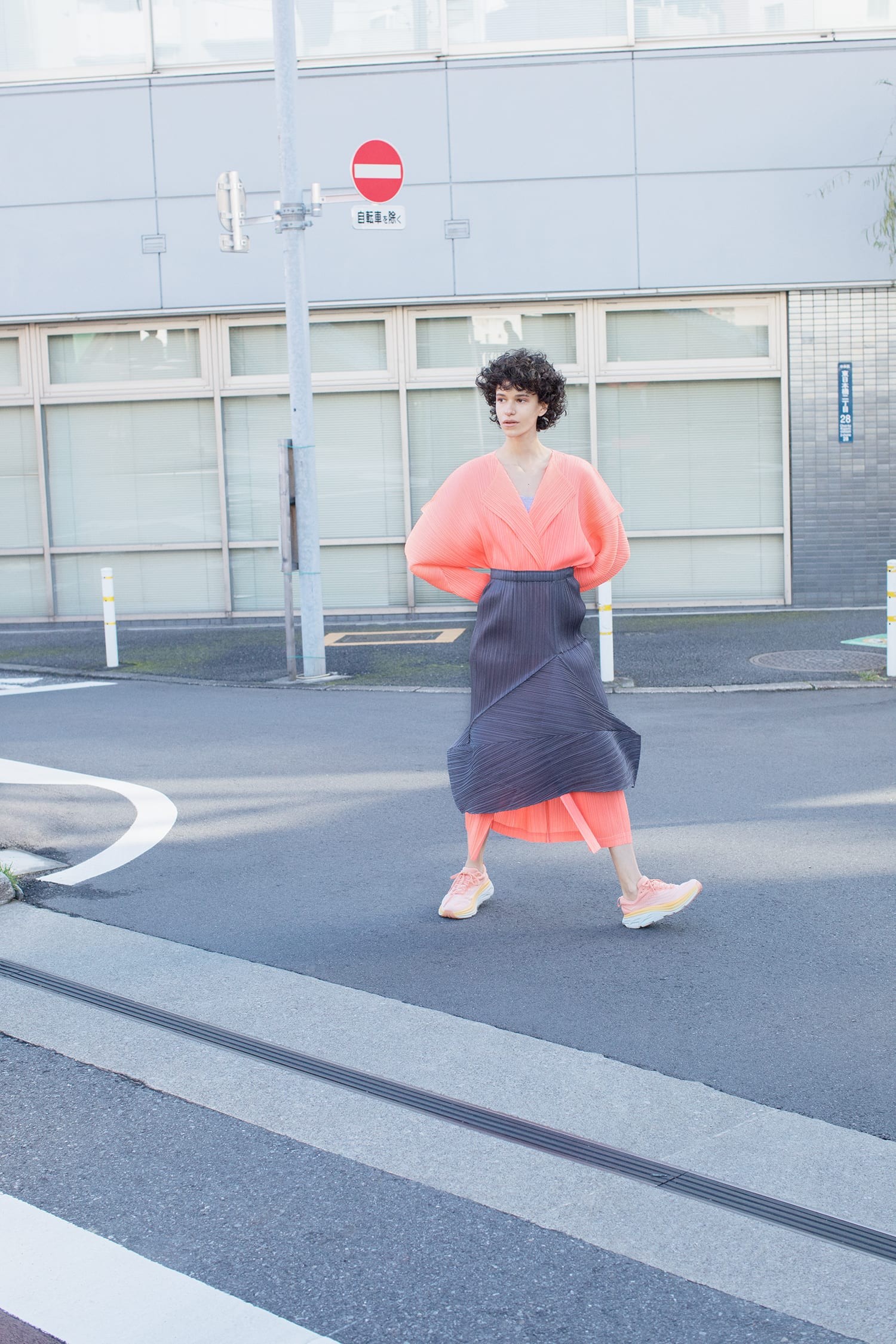 プリーツ プリーズ イッセイ ミヤケ〉、街中で揺れる美しいシルエット 