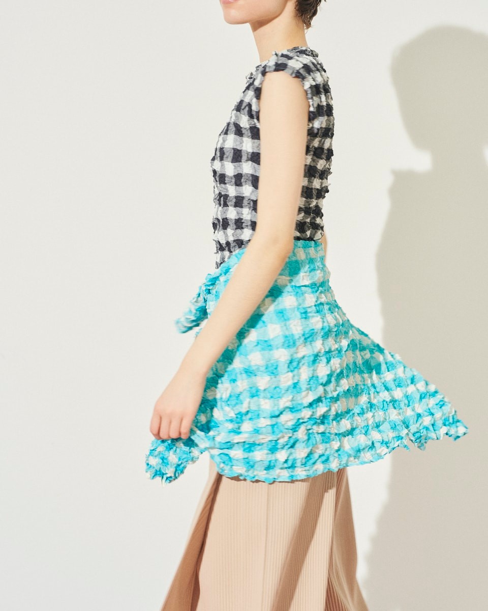 色が弾ける笑顔広がる〈me ISSEY MIYAKE〉のギンガムルック | 【GINZA 