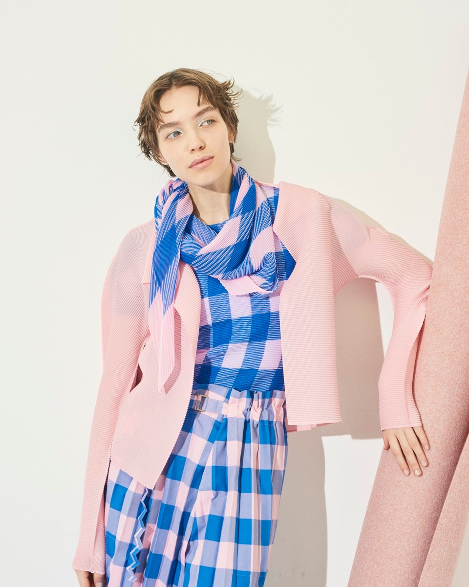 色が弾ける笑顔広がる〈me ISSEY MIYAKE〉のギンガムルック | 【GINZA 