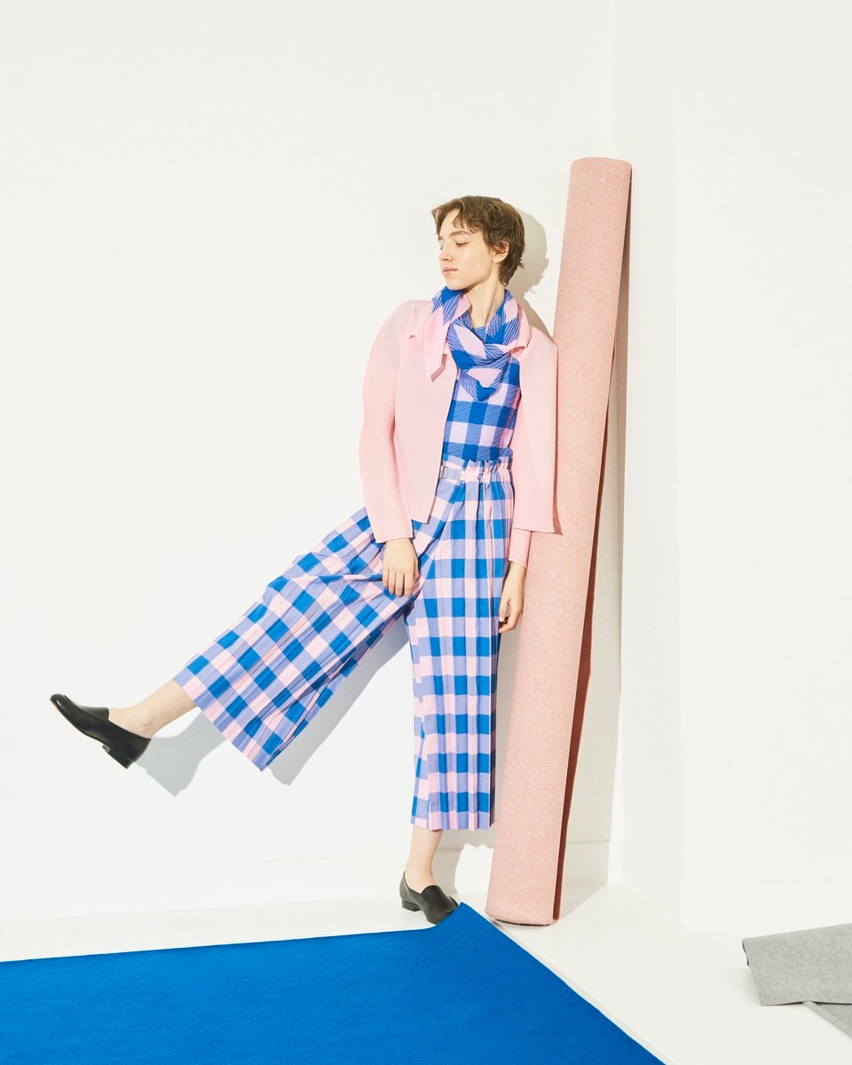 色が弾ける笑顔広がる〈me ISSEY MIYAKE〉のギンガムルック | 【GINZA 