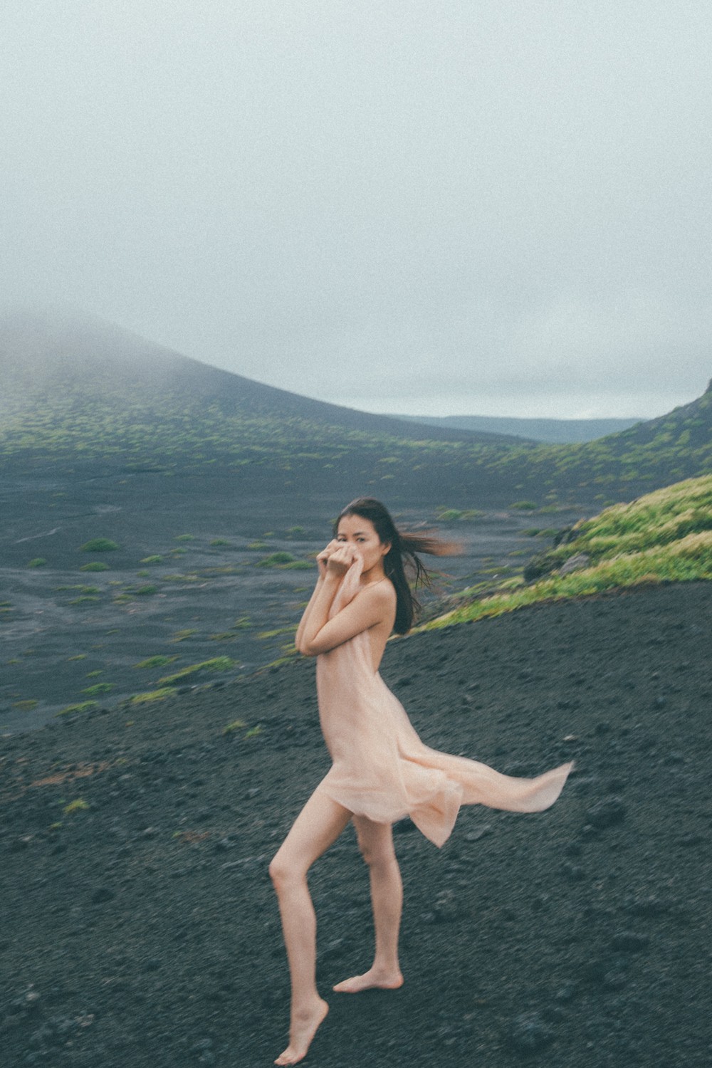 矢野未希子がゼロから表現した写真集『as is』を出版 | 【GINZA】東京 