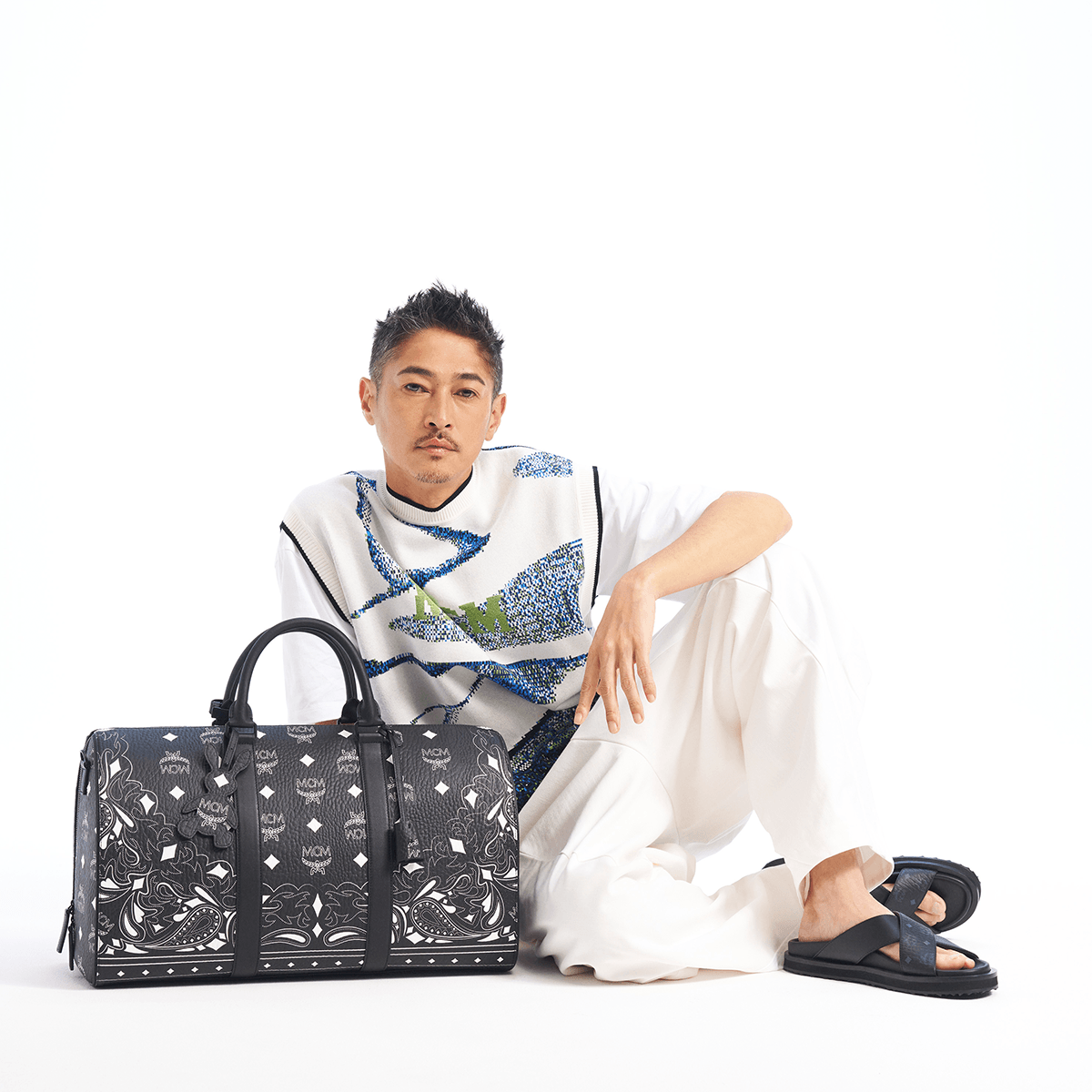 エムシーエム〉の最新バッグを窪塚洋介がこなす | 【GINZA】東京発信の