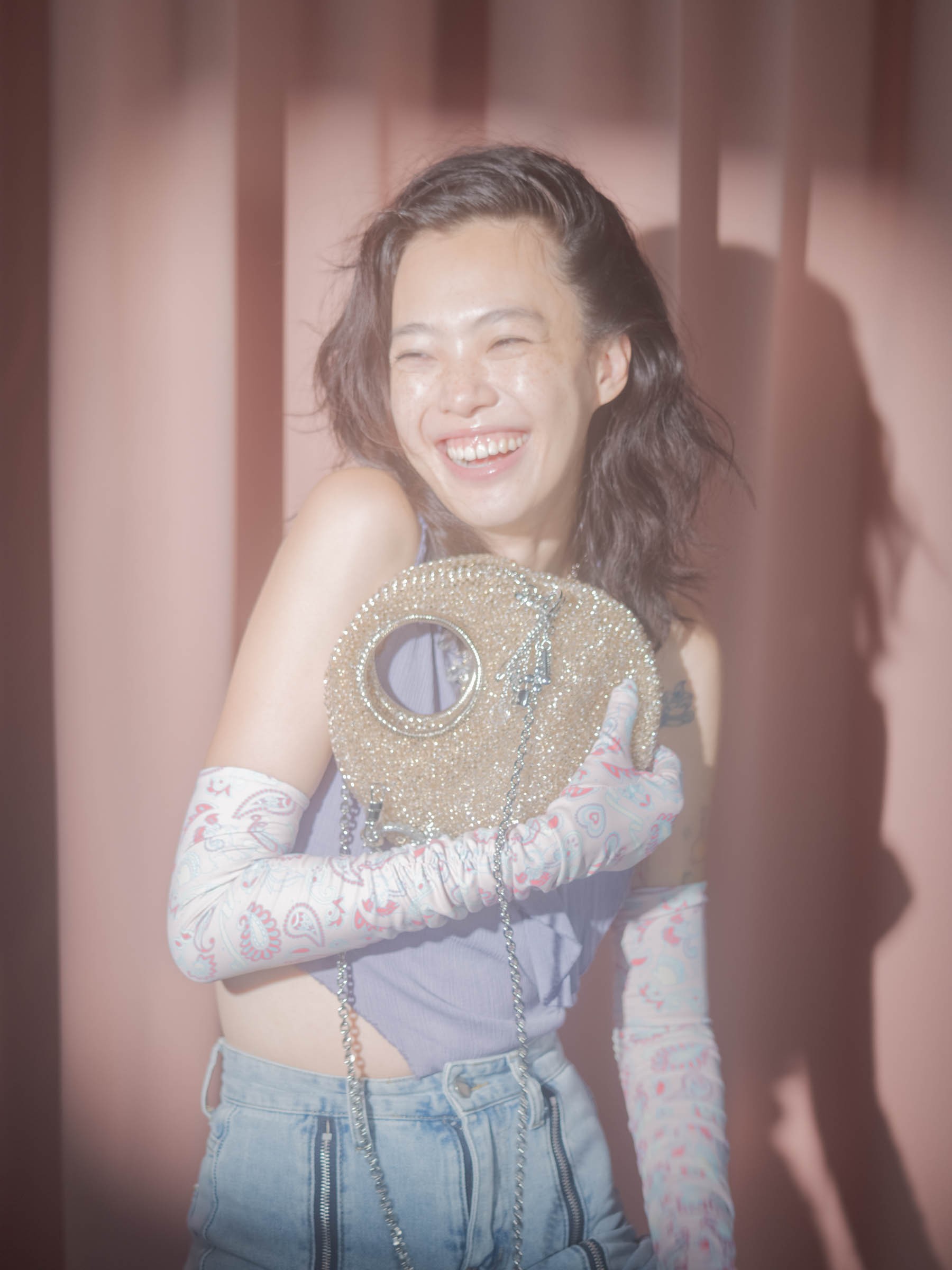 アンテプリマのバッグを持つ女性