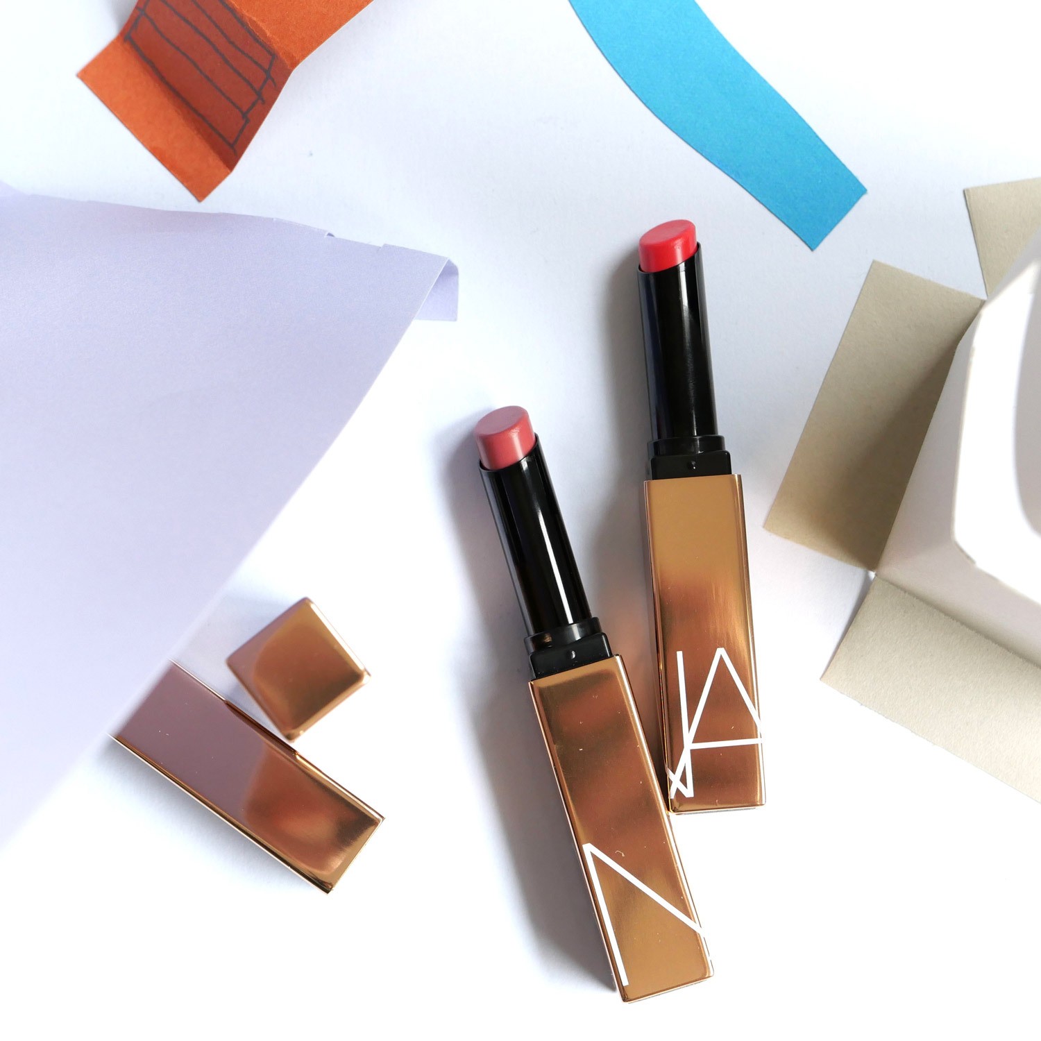 NARS アフターグロー センシュアルシャイン リップスティック 888, 209 各￥4,400（NARS JAPAN）7月21日発売