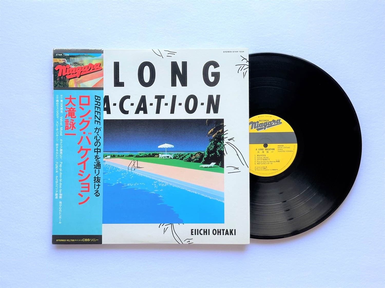 『A LONG VACATION』1981年3月21日発売。作編曲は大瀧詠一、作詞は全て松本隆(「Pap-Pi-Doo-Bi-Doo-Ba物語」は大瀧詠一※以下作家クレジットは「瀧」表記)。発売1年で100万枚突破し、現在まで累計200万枚以上。今も支持され続ける伝説的アルバム。「提供曲をリメイクしたり、それまでの大滝さんの集大成でもありました」(川原さん)。●大滝詠一 1970年にロックバンド「はっぴいえんど」でデビュー。翌年ソロ活動も開始し、1972年の解散後はCM音楽でも活躍。『A LONG VACATION』で一気にメジャー・シーンへ。