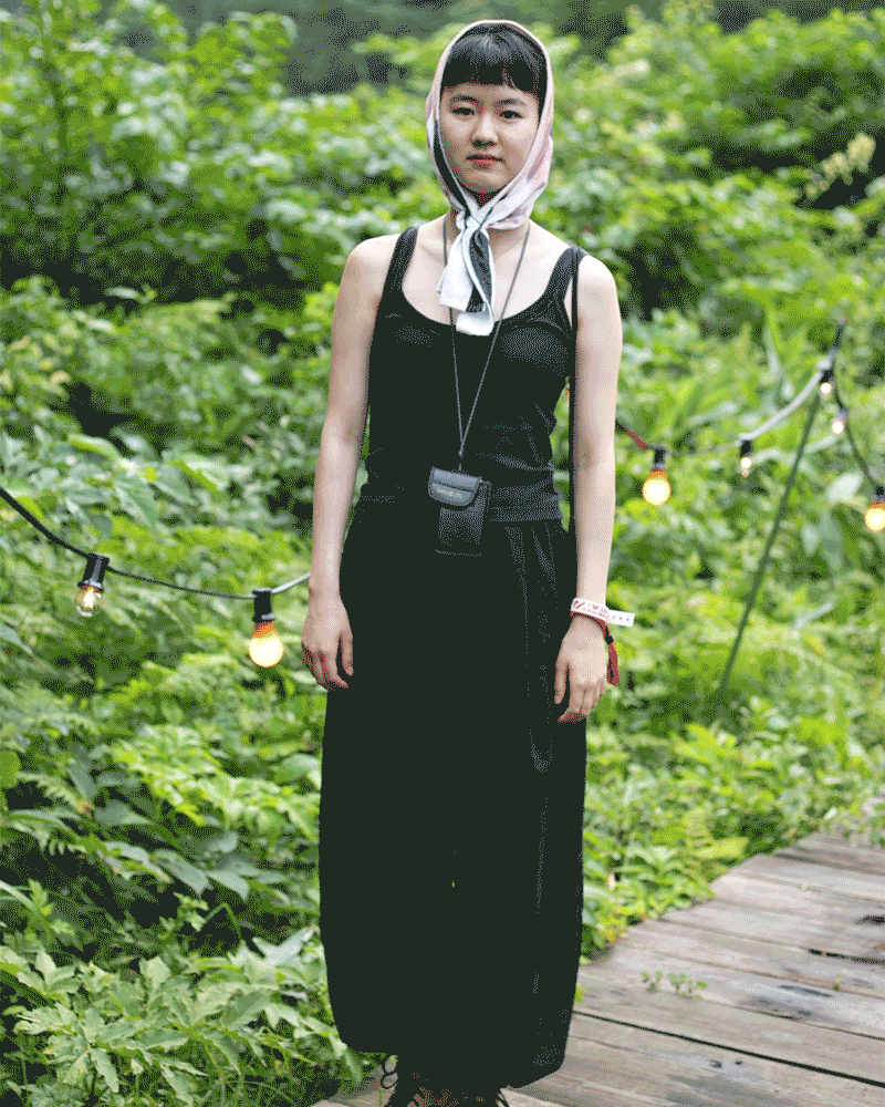 真知子巻き、サングラスetc. フェスコーデのアクセサリー使いに注目