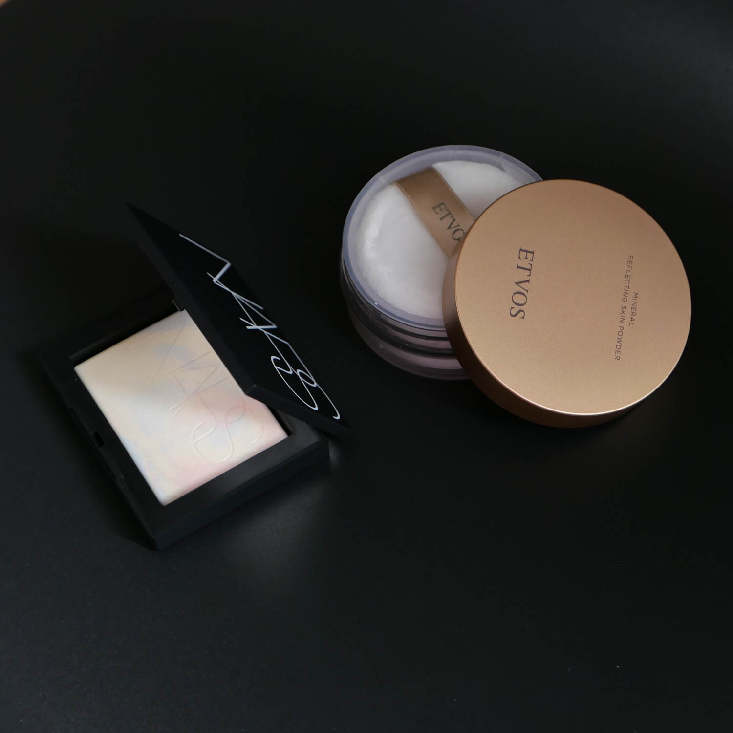 左 ナーズ ライトリフレクティング プリズマティックパウダー ￥5,830 ＊8月18日数量限定発売（NARS JAPAN）右 エトヴォス ミネラルリフレクティングスキンパウダー ルーセントエクリュ ￥4,950 ＊9月1日発売（エトヴォス） 