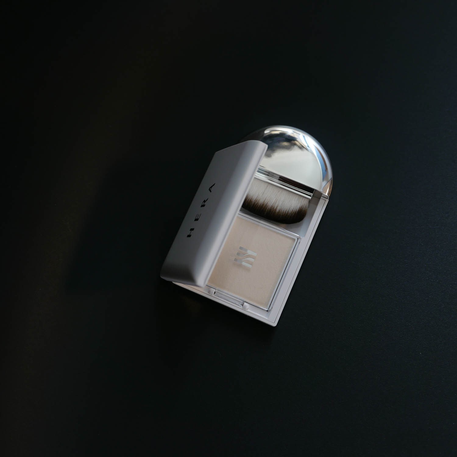 ヘラ エアリーパウダープライマー ￥6,490（アモーレパシフィックジャパン）