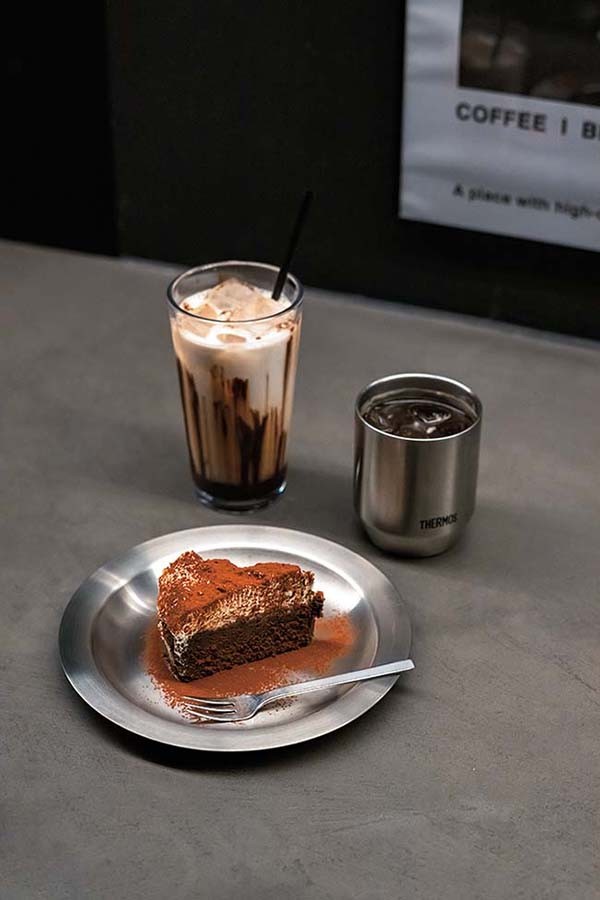 夜カフェも楽しいムーディカフェ2軒 黒白カフェが増えていた② NOTE COFFEE - Slide:5