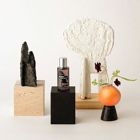 韓国語で“時間ポケット”という名前を持つブランド。上海の歴史あるアパートをイメージした〈Savoy Apartments〉は、サフランに繊細なブラックバイオレット、レザーが絡み合い、場所が持つ香りを表現。Instagram→ @sinang.scent