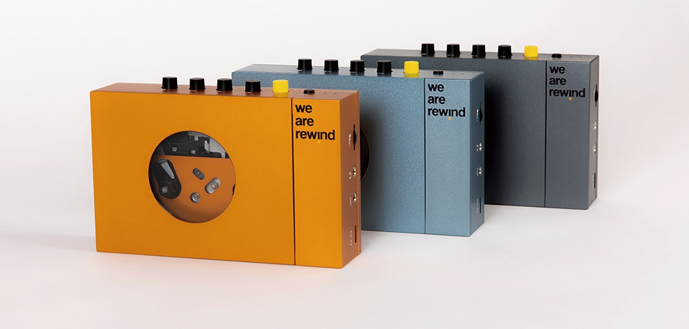 直線的なデザインと独特な色展開がめちゃめちゃおしゃれ。オートリバース機能はなく、A面からB面に入れ替える作業もノスタルジック。ウィー・アー・リワインド カセットプレイヤー 各¥22,800(マンモスビル)