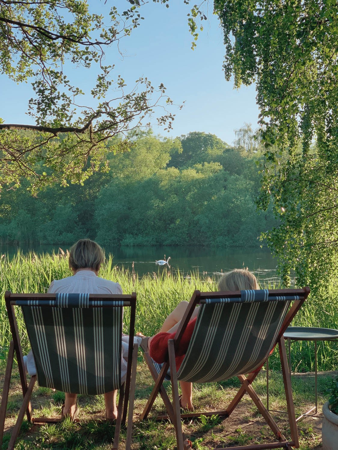 ワインの荷下ろし、ザリガニパーティー、水辺のダンス。