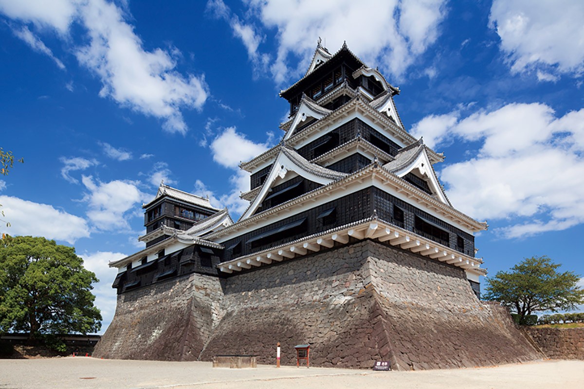 賤ケ岳の合戦で秀吉側についた加藤清正が築城。急勾配の石垣よりも城の土台部分がせり出すように作られており、敵の侵入を防ぐ構造(しのび返し)になっているのが特徴。実戦向きであり難攻不落の城として知られる。