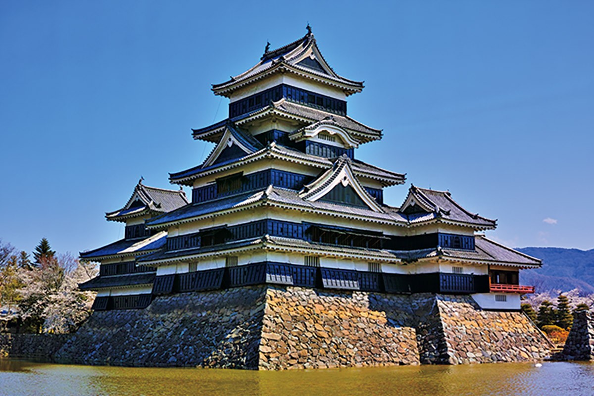 江戸時代以前に建造されたまま今も残る「現存天守」は全国に12城しかなく、そのうち最古と言われる松本城。初代城主・石川数正は主君の秀吉に倣って黒塗りの城を築いた。北アルプスを背景にした姿は写真映えする。