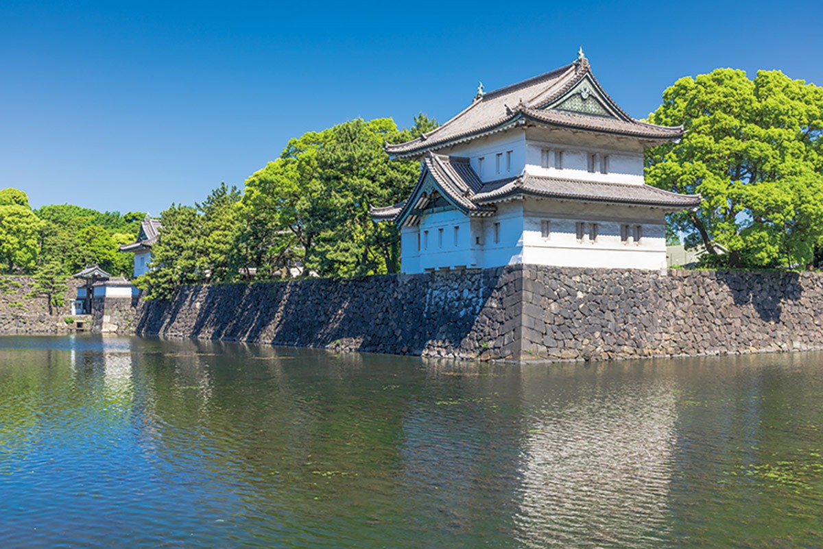 15世紀の古城を大改築して居城とした徳川家康。しかし1657年、江戸の3分の2を焼いた明暦の大火で天守を焼失。保科正之の助言で実用性のない天守は再建されず今に至る。現存の富士見櫓などに白亜の城の面影が残る。