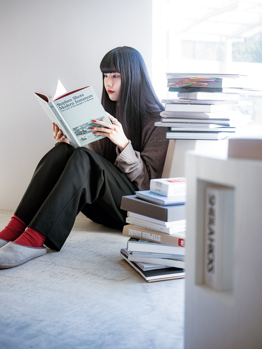 大好きなスティーブン・ショアの『MODERN INSTANCES: THE CRAFT OF PHOTOGRAPHY』を手に。外の風景と溶け込む窓際がお気に入りスペース。