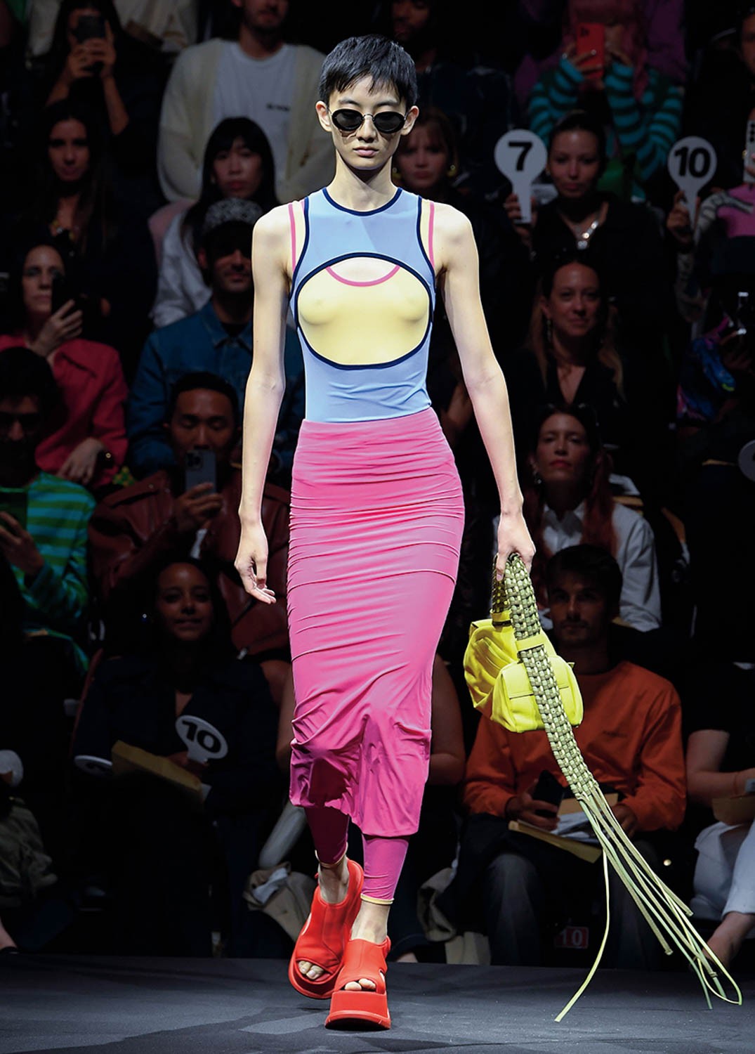 フェザー、カットアウト… 新時代タンクトップの台頭 - Slide:2