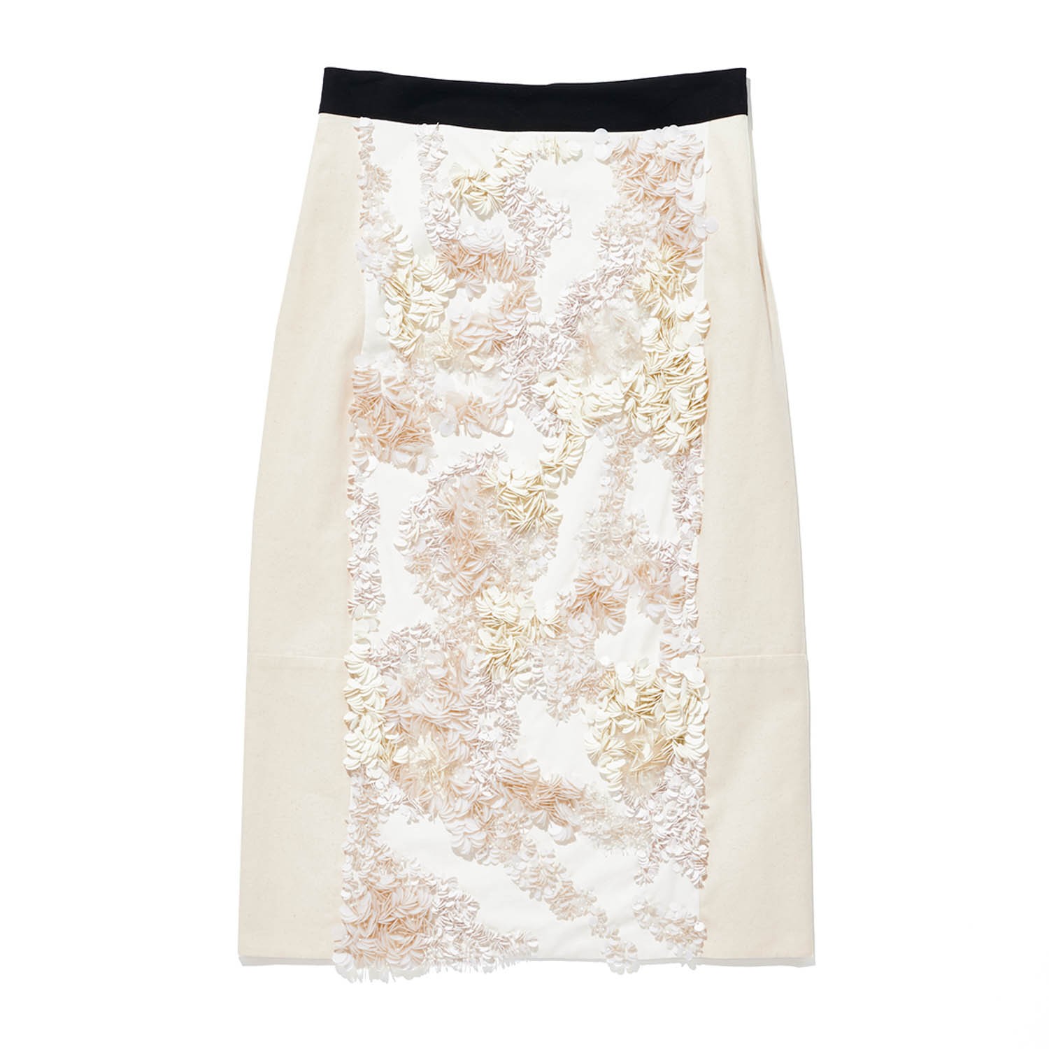 〈プラン シー〉の白いスパンコールが満開 - Slide:3