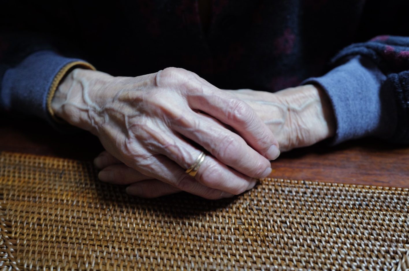 手に寄って撮影。「私も手が大きいのですが、祖母はそれよりもだいぶ大きいんです」