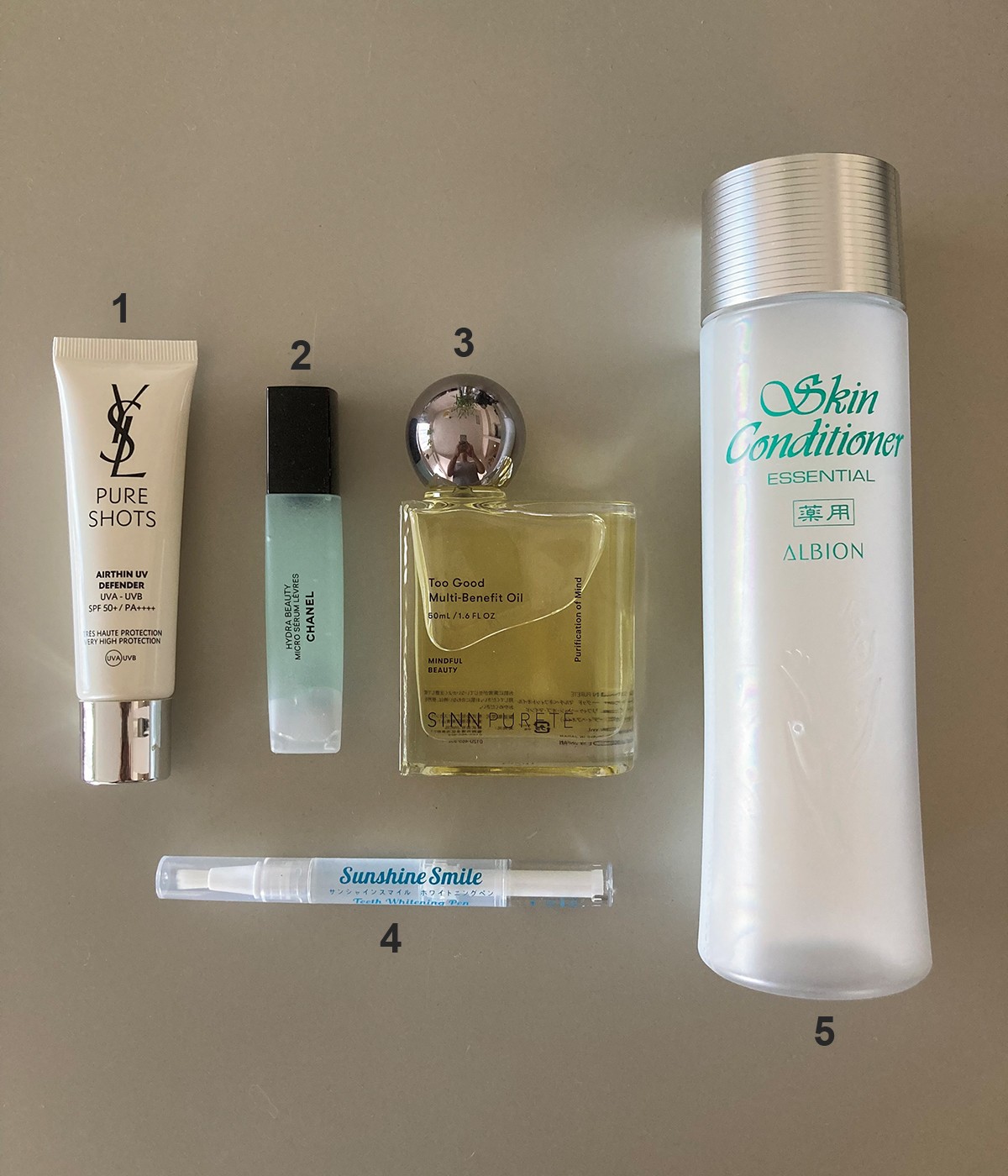 1 イヴ・サンローラン・ボーテ ピュアショット エアリーライトUV50　2 シャネル イドゥラ ビューティ マイクロ リップ セラム　3 シン ピュルテ トゥーグッド マルチベネフィットオイル Purification of Mind　4 サンシャインスマイル ホワイトニングペン　5 アルビオン 薬用スキンコンディショナー エッセンシャル N