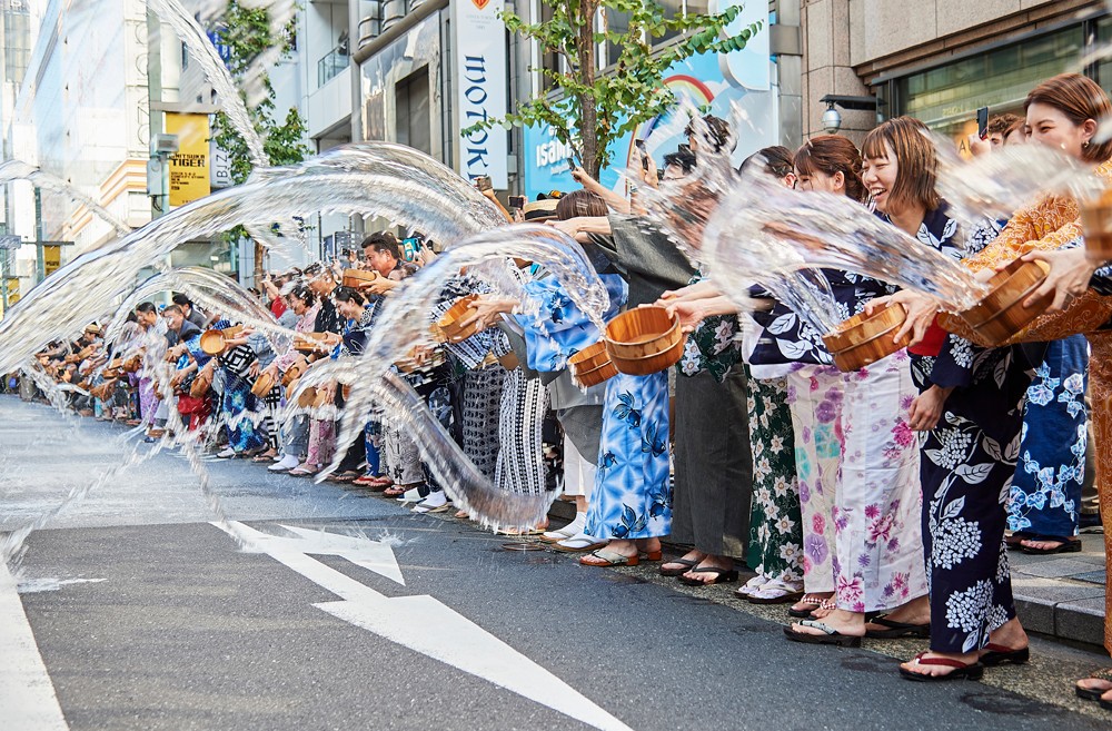 銀座で夏祭り!盆踊りや打ち水を楽しもう - Slide:1