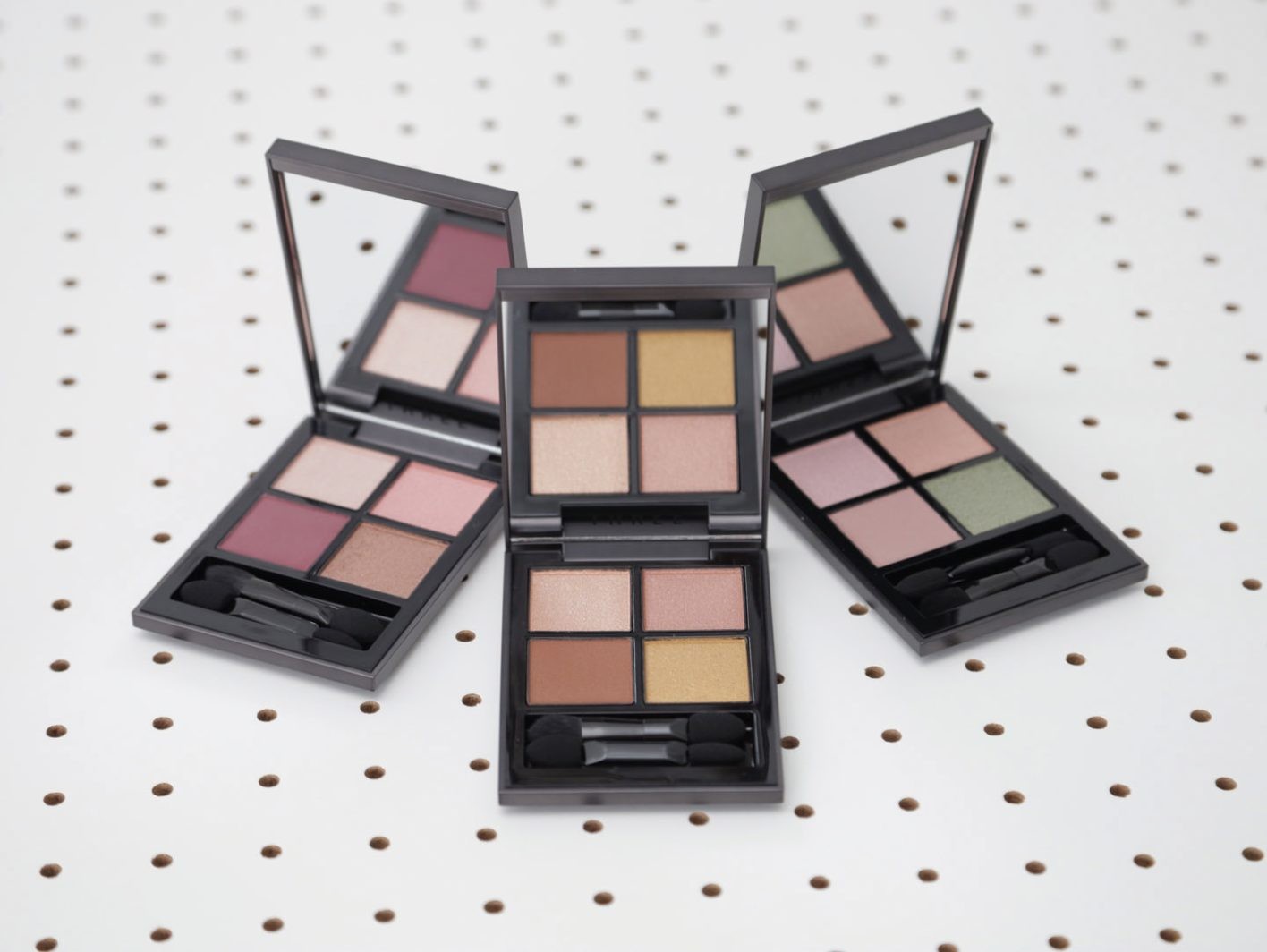 レイヤードしても濁らず、白目もきれいに見える〈THREE〉のアイシャドウetc.