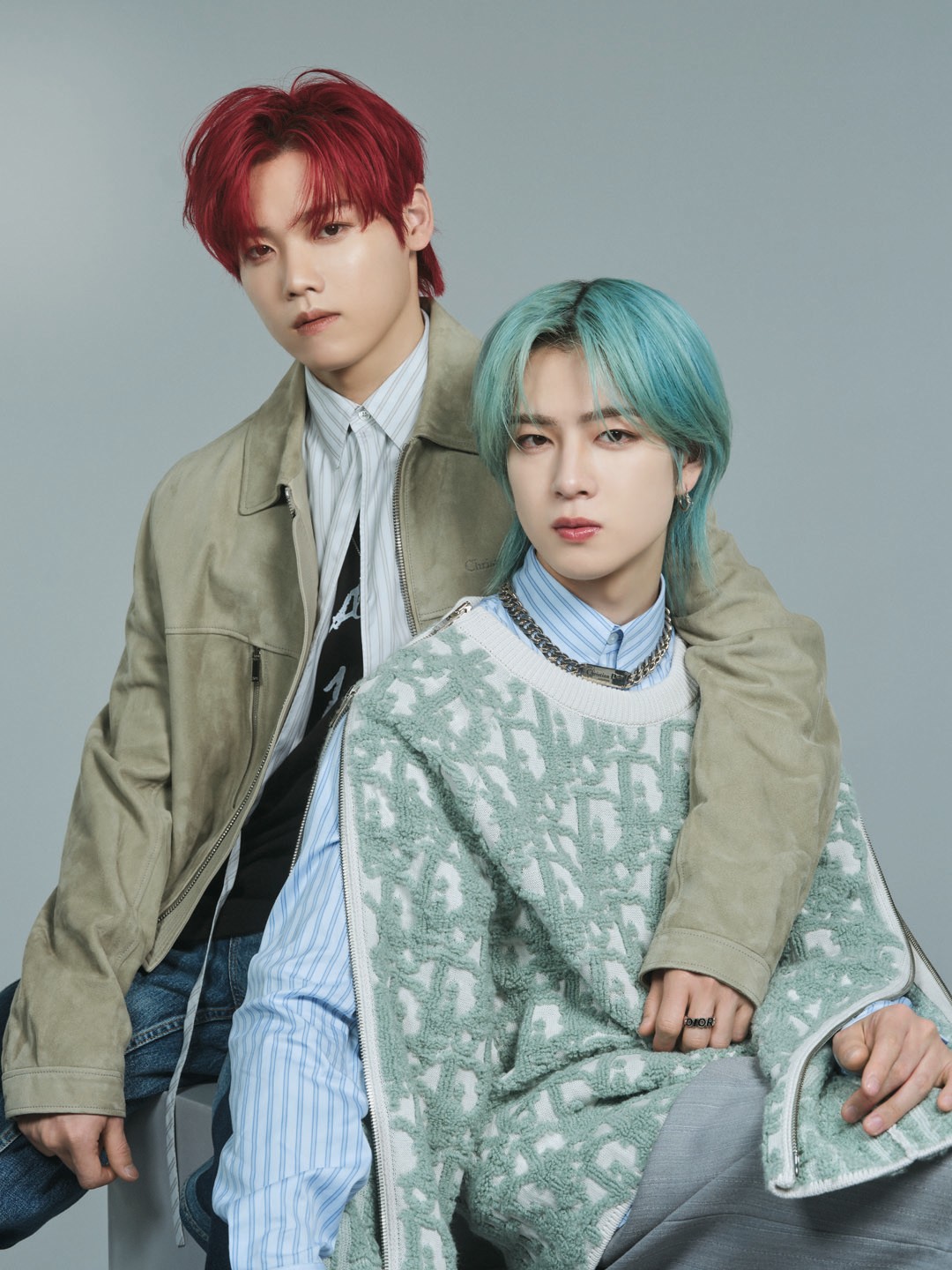 「今の髪色にマッチしたパステルトーンのニットは、袖部分がジッパーで調整できるユニークなデザインで好みです。ネックレスのボリューム感もおしゃれ」（佐野）。「クロップドブルゾンはスウェードの手触りが上品。厚すぎずさらっと着られるのもいいですよね。インナーポケットには何を入れようかな？シャツが雄大と色違いなのもポイントです」（木村）。右 ニット ¥350,000、シャツ ¥140,000、パンツ ¥230,000、ネックレス ¥135,000（以上ディオール | クリスチャン ディオール）／その他＊スタイリスト私物　左 ブルゾン ¥810,000、シャツ＊参考色 ¥140,000、Tシャツ ¥125,000、デニム ¥280,000、リング ¥76,000（以上ディオール | クリスチャン ディオール）／その他＊スタイリスト私物