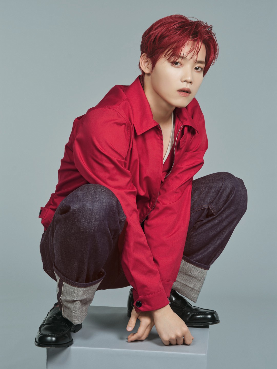 「真っ赤なジャケットが、中にタンクトップ1枚着ただけで成立するくらいインパクト大でかっこいい。脚が筋肉質なので細身パンツに苦手意識があるんですが、このデニムはちょうどいい感じです」（木村）。ブルゾン＊参考色 ¥297,000、タンクトップ ¥149,600、 デニム ¥209,000、ソックス ¥44,000、ローファー ¥156,200＊すべて予定価格（以上プラダ | プラダ クライアントサービス）