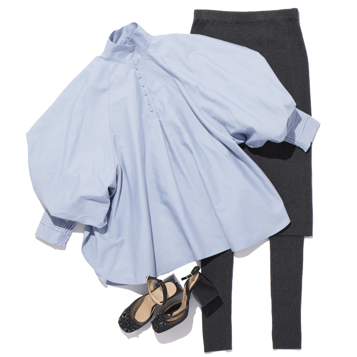 バルーンスリーブブラウス ¥34,100、ニットスカートパンツ ¥26,400（共にハー）／アンクルストラップパンプス ¥143,000（ノダレト | ユナイテッドアローズ 六本木ヒルズ店）