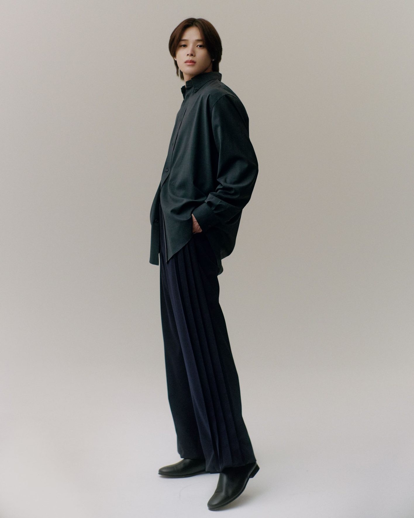 「テロンとした素材のシャツが、ハイクラス感があって素敵。シルエットがきれいなコーディネートですよね」（K）。シャツ ¥162,800、パンツ ¥154,000、シューズ ¥179,300＊以上予定価格（以上フェンディ | フェンディ ジャパン）／その他＊スタイリスト私物