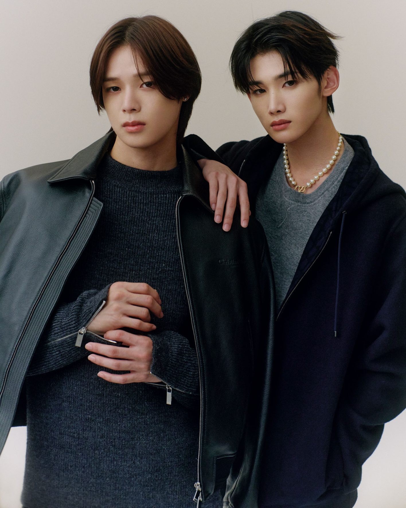 「オーバーサイズなフーディが肩幅をより広く見せてくれて、スタイリッシュ」（JO）。「ハイネックのニットは普段からよく着ます。この厚すぎず薄すぎずの生地感がいい！袖口のデザインも目を引きます」（K）。右＿フーディ ¥660,000、ニット ¥242,000、ネックレス ¥106,700（以上ヴァレンティノ ガラヴァーニ | ヴァレンティノ インフォメーションデスク）／左＿レザージャケット ¥810,000、ニット ¥310,000（共にディオール | クリスチャン ディオール）