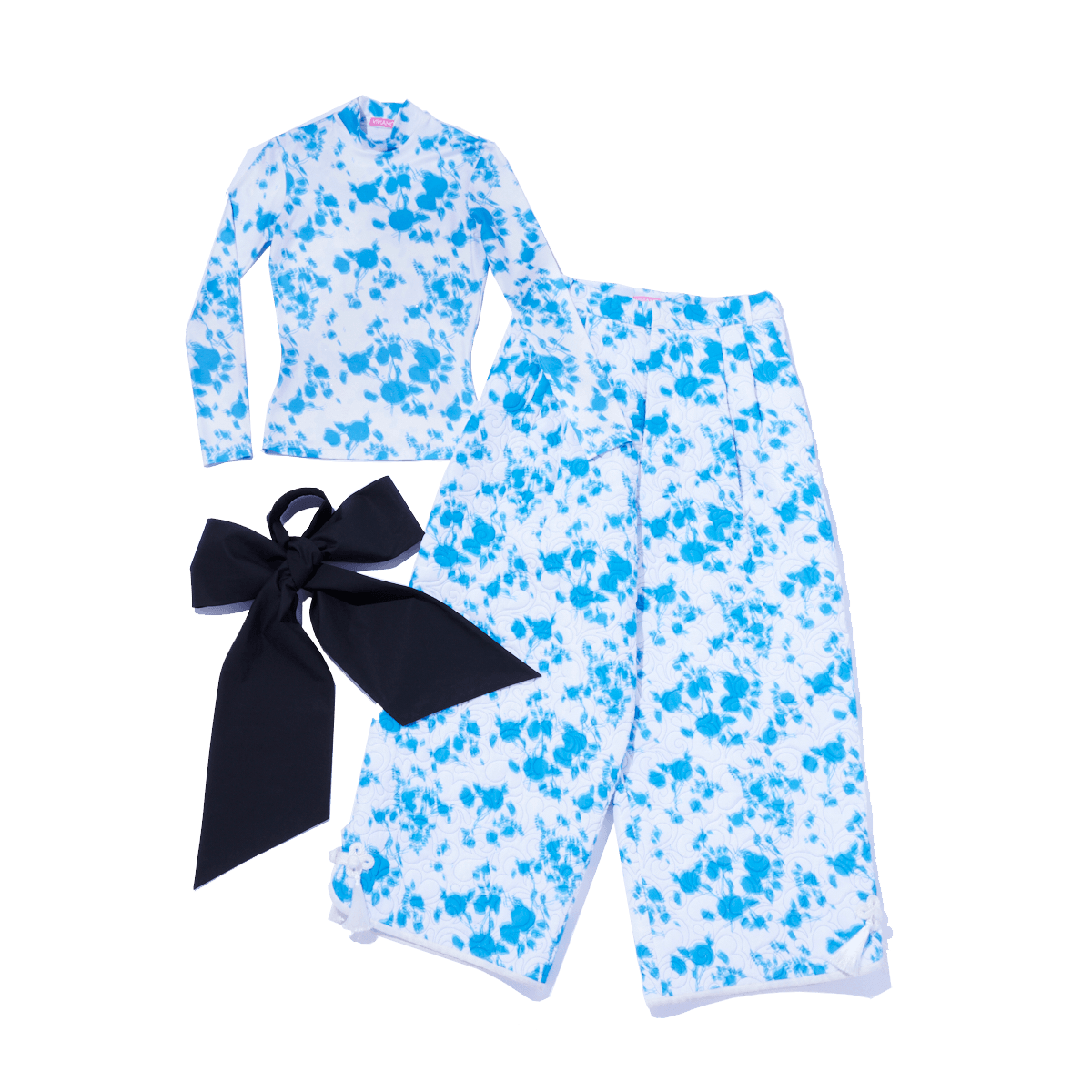 トップ ¥24,200、パンツ ¥93,500、ボウ ¥25,300（以上ヴィヴィアーノ）