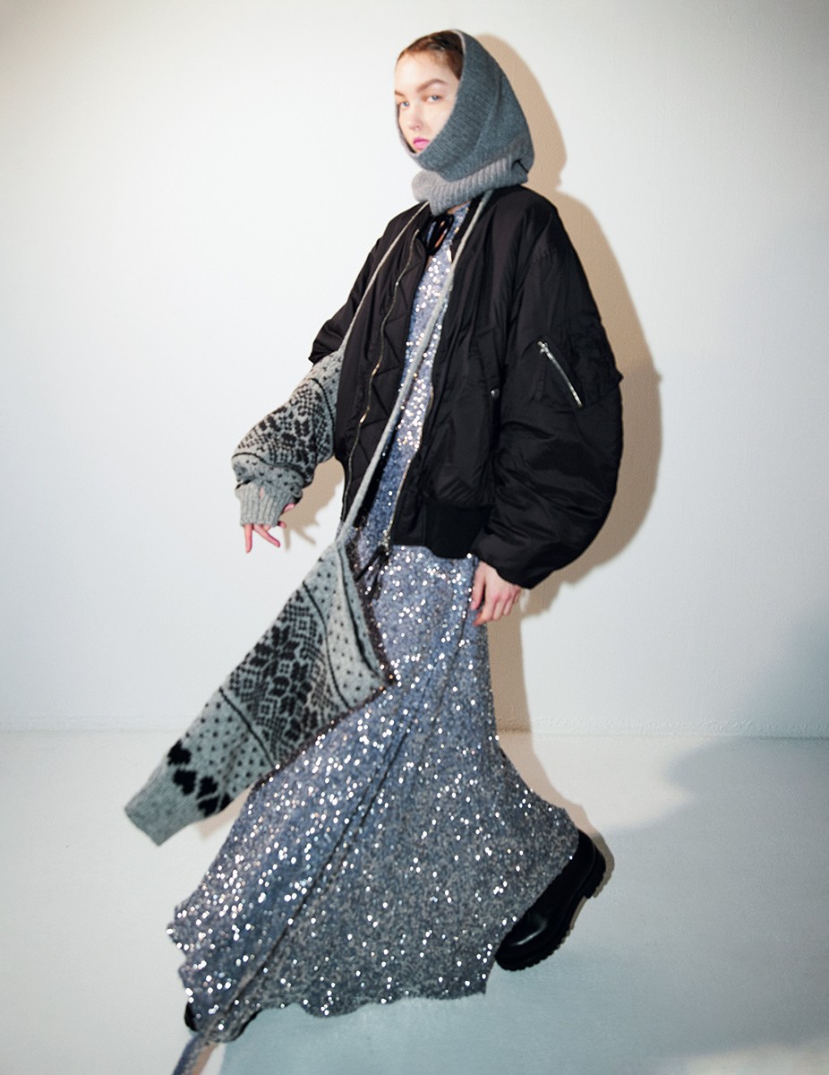 スパンコールドレス ¥118,800＊参考価格（ガニー）／ジャケット ¥74,800（ジョン メイソン スミス）、アームウォーマー ¥22,000（ジェーン スミス | 共にジョン メイソン スミス ジェーン スミス ストア）／バラクラバ ¥30,800（ハイク | ボウルズ）／シューズ ヒール3.2cm ¥176,000（ジェイエムウエストン | ジェイエムウエストン青山店）