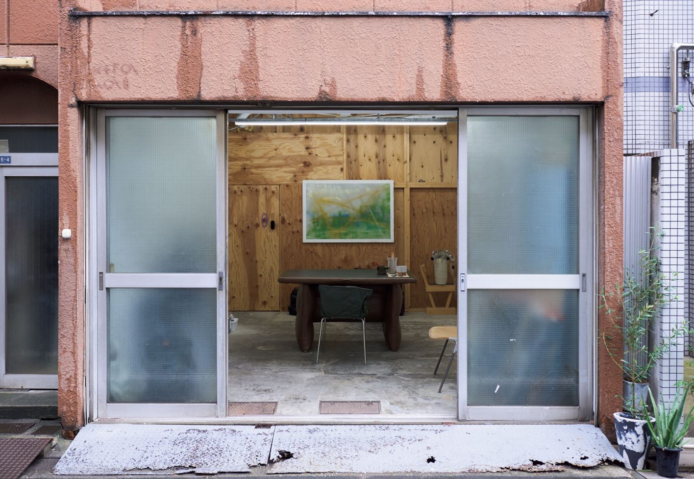 より多くの美術学生に表現の場を　浅草「extra small」 - Slide:1